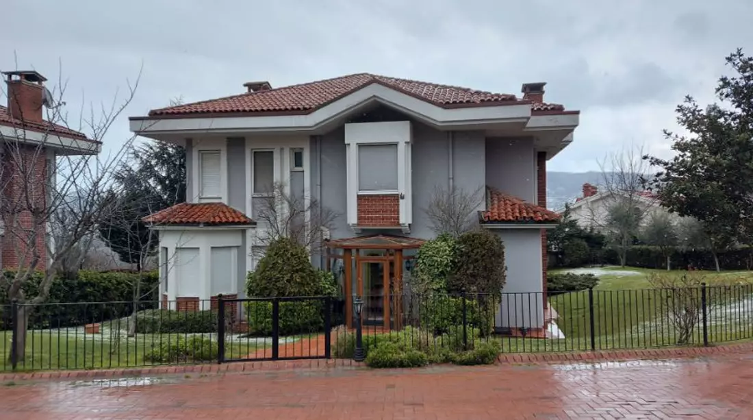 Well-Maintained Villa with Spacious Garden