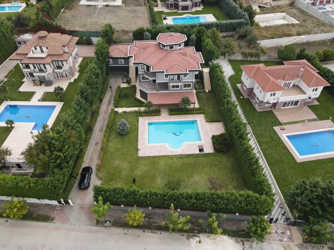 Mansion with a green garden and pool in Büyükçekmece
