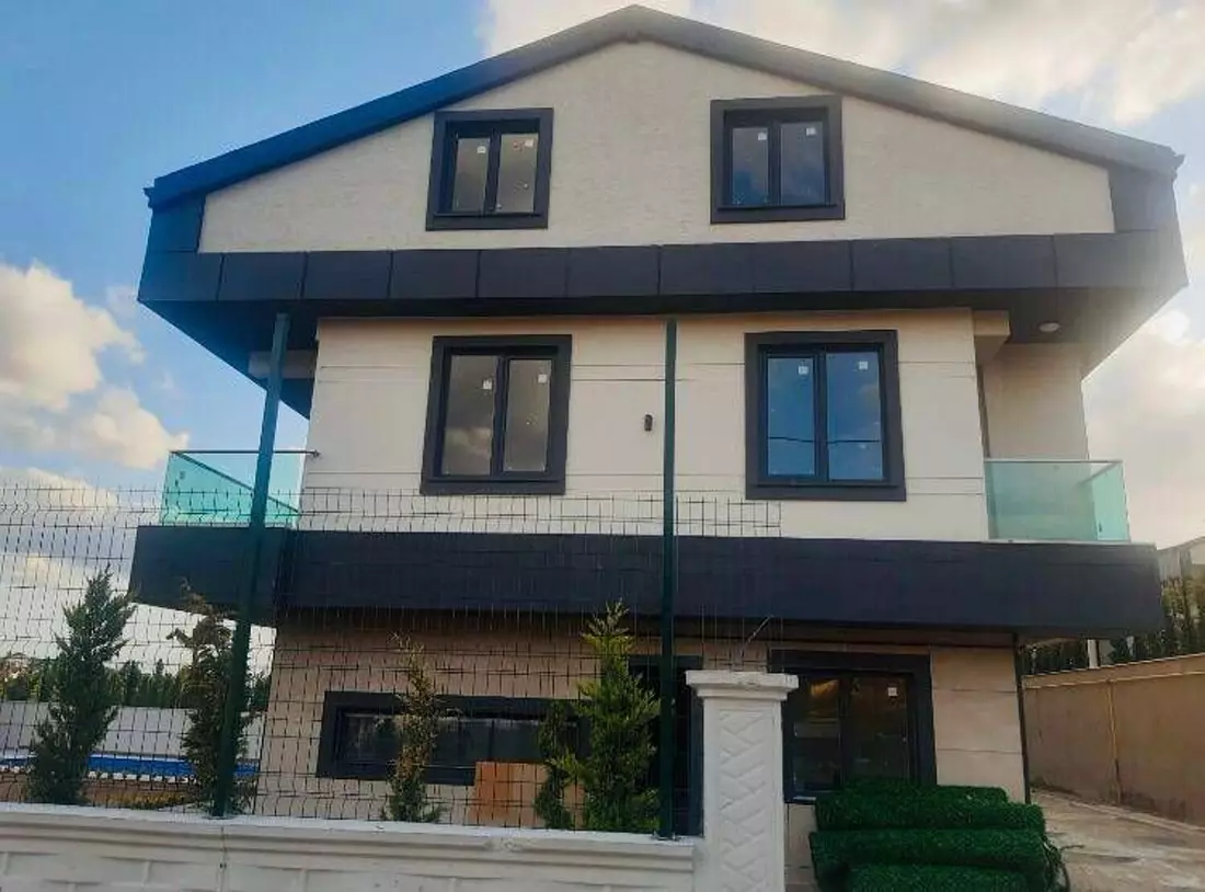 Villa For Sale On A Site Consisting Of 12 Detached Villas In Istanbul Beylikdüzü.