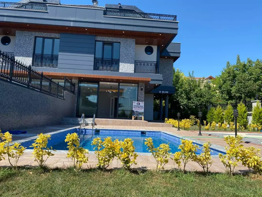 Twin Villa For Sale With Private Pool And Private Garden In Beylikduzu