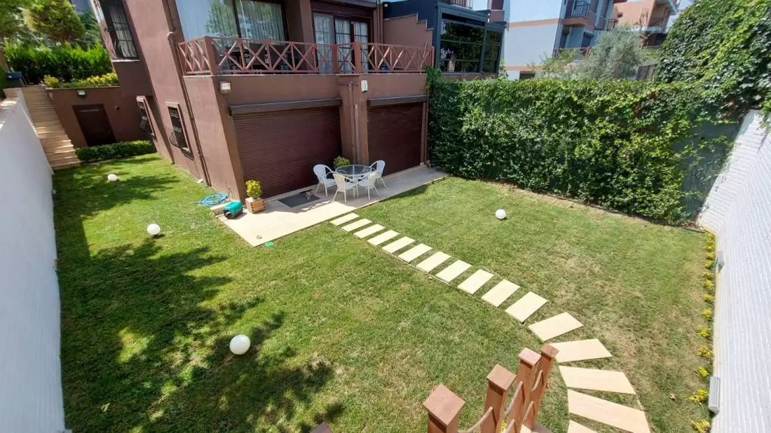 Semi-Detached Villa With Private Garden Located In The Complex In Basaksehir